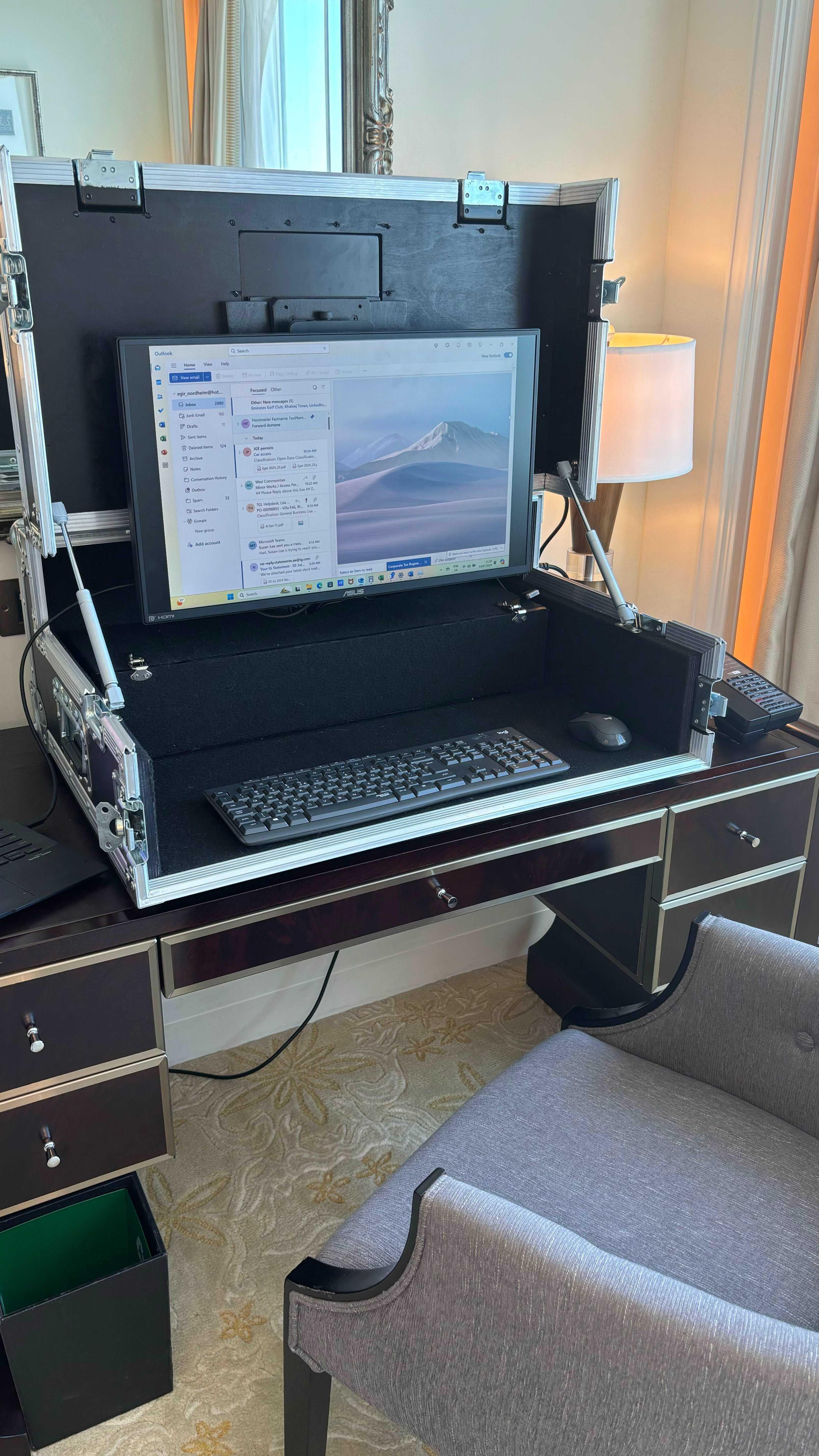 Work Station - Single 27" Screen (adjustable hight) - In-room Gulf LLC